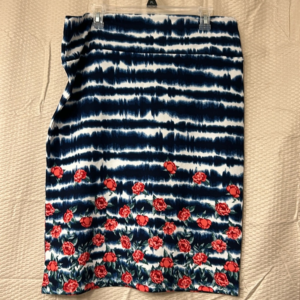 LuLaRoe skirt size 3 xl, navy is the color of this skirt
